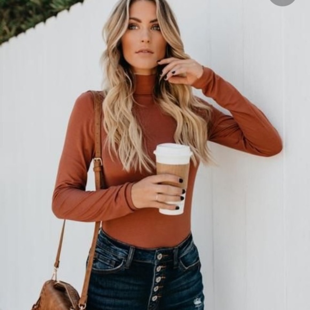 Gap featherweight turtleneck rust